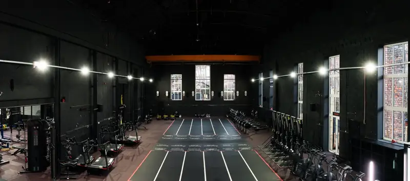 Piste e attrezzature per l'allenamento indoor presso l'Institute of Fitness Racing
