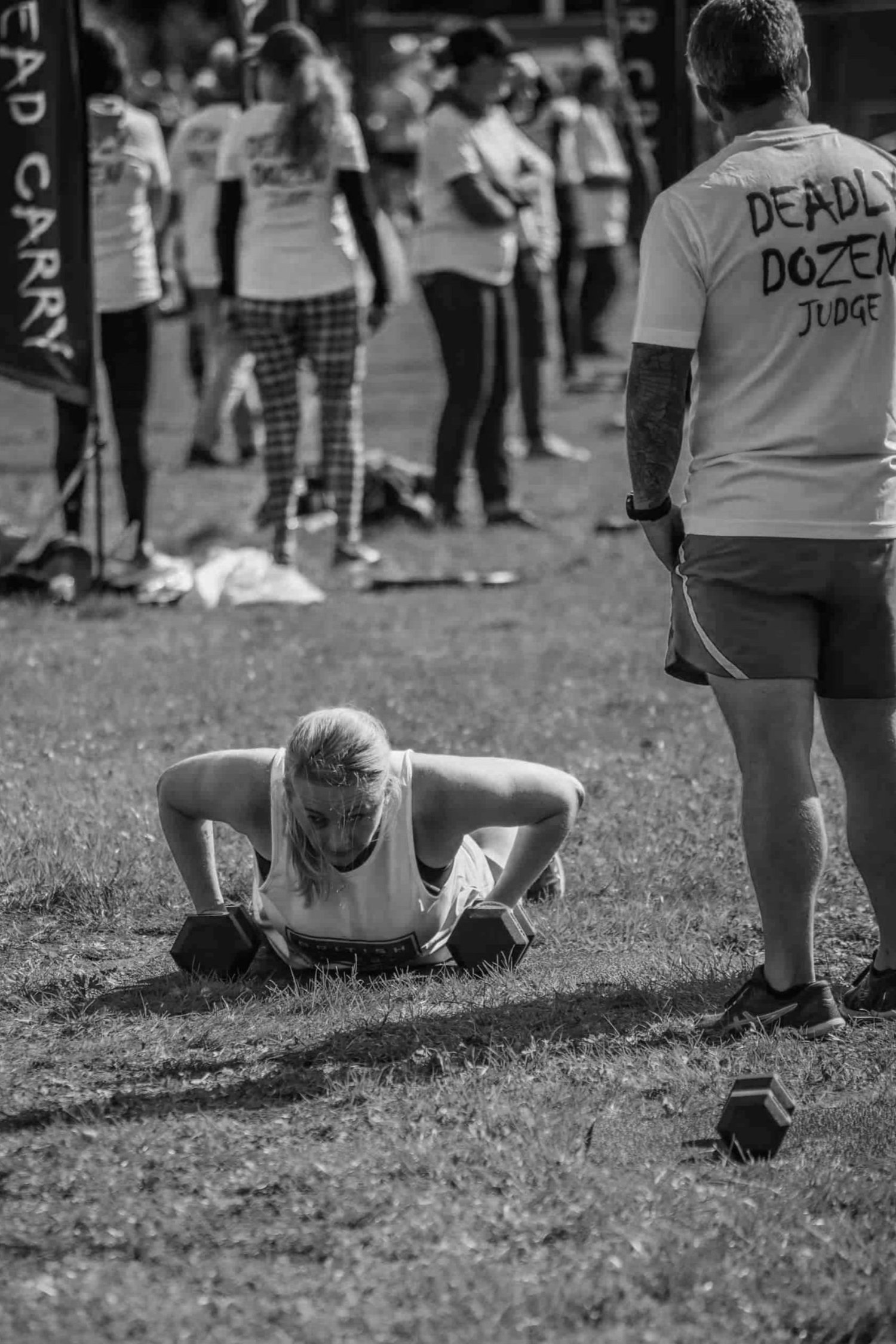 Atleta che conclude l'allenamento con i "devil press" con i manubri, la dodicesima e ultima serie