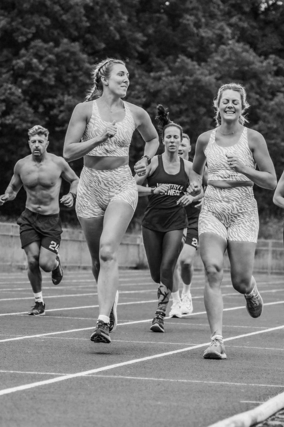 Atleti che percorrono un giro da 400 metri sulla pista di atletica
