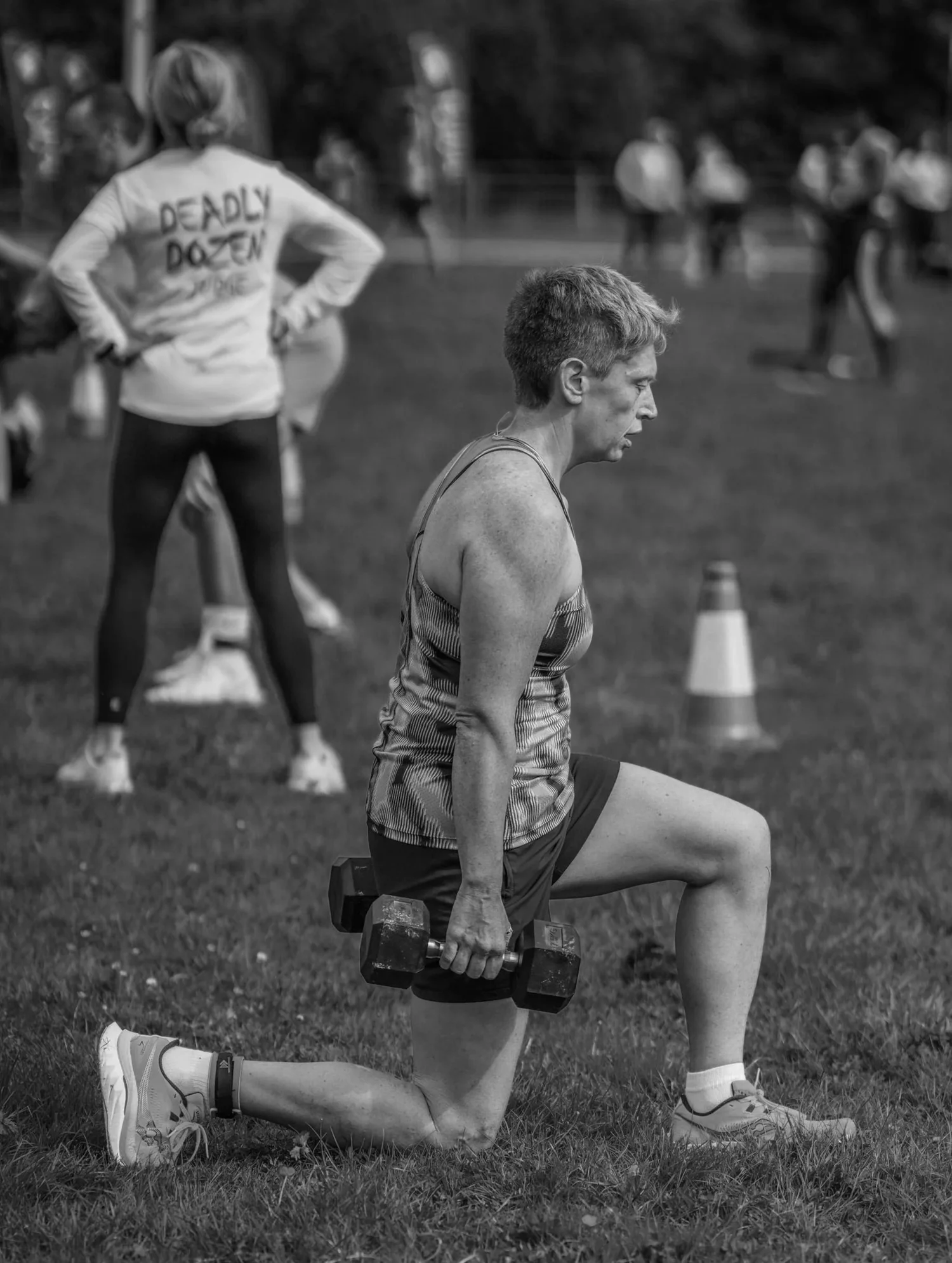 Atleta che esegue affondi in camminata con manubri durante il “Lunge Labour”
