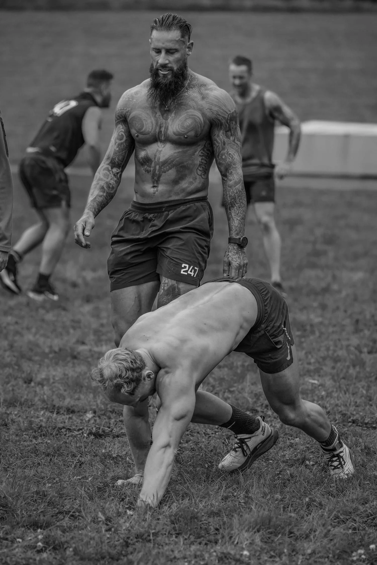 Atleta che si muove strisciando come un orso lungo la corsia di 30 metri nella prova “Bear Crawl Labour”