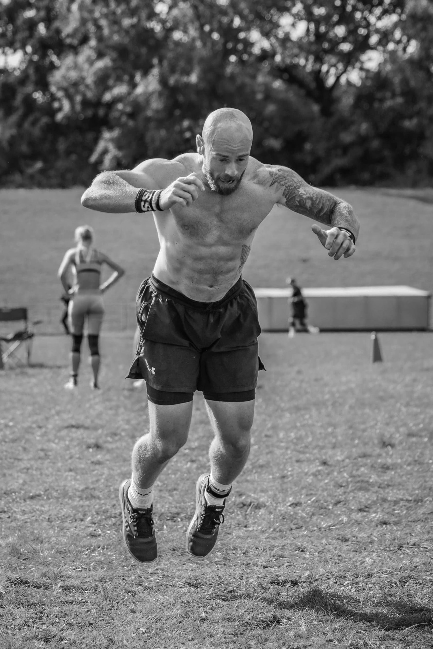Atleta durante un burpee con salto in lungo nella corsia dei 30 metri