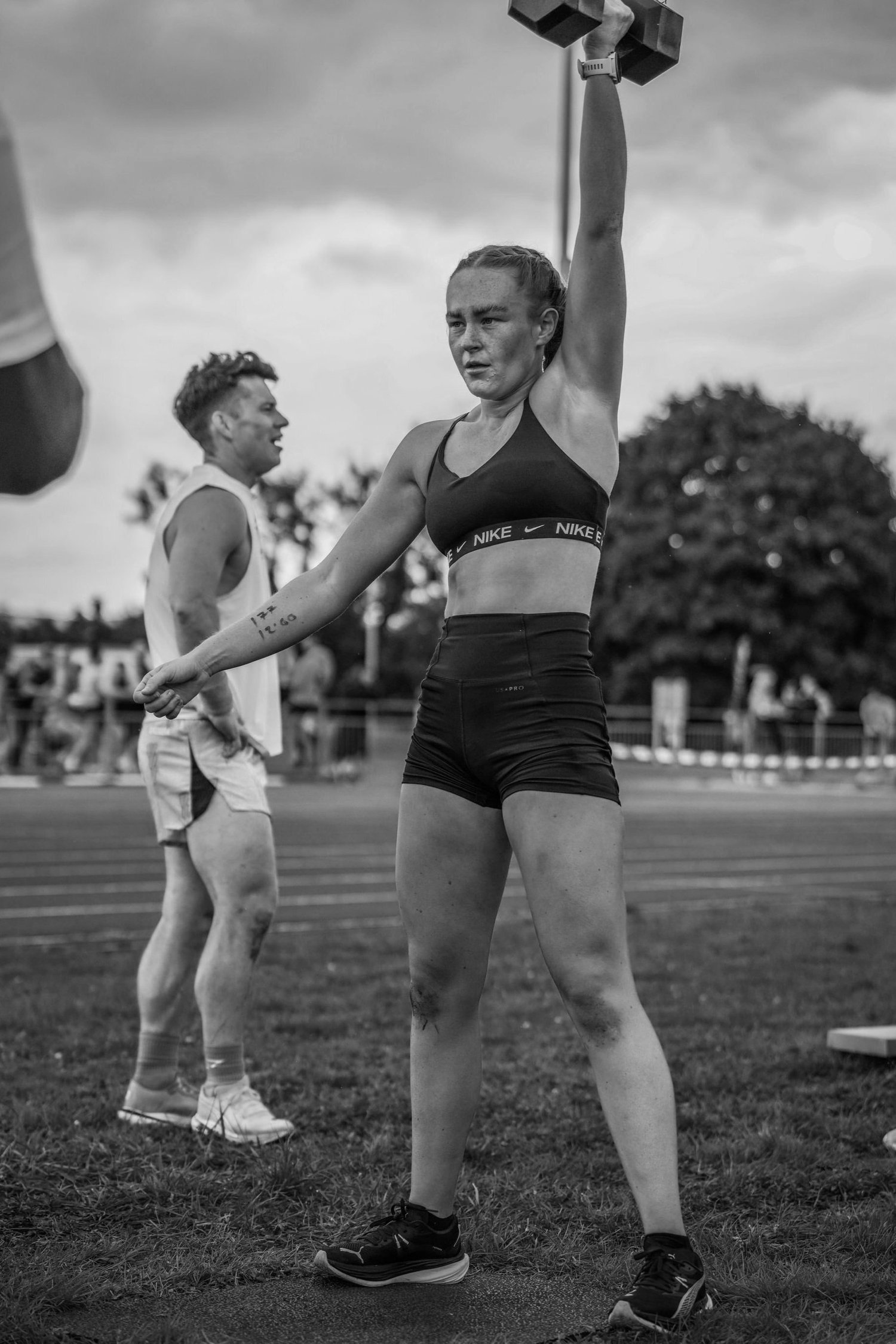 Atleta che esegue uno snatch con manubri durante lo Snatch Labour