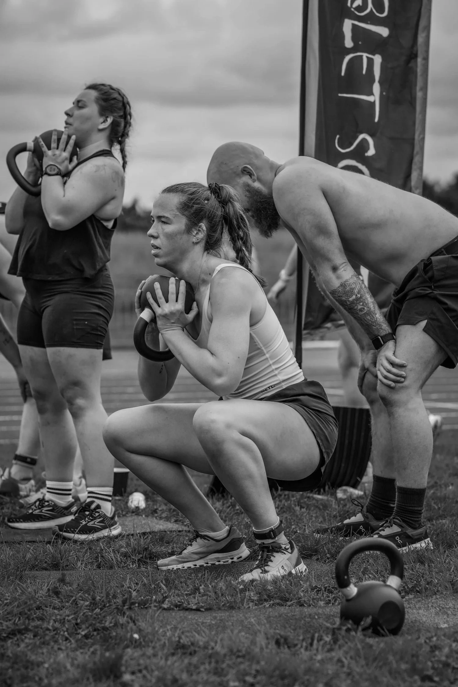 Atleta che esegue un goblet squat con kettlebell nell’ambito del programma “Goblet Squat Labour”