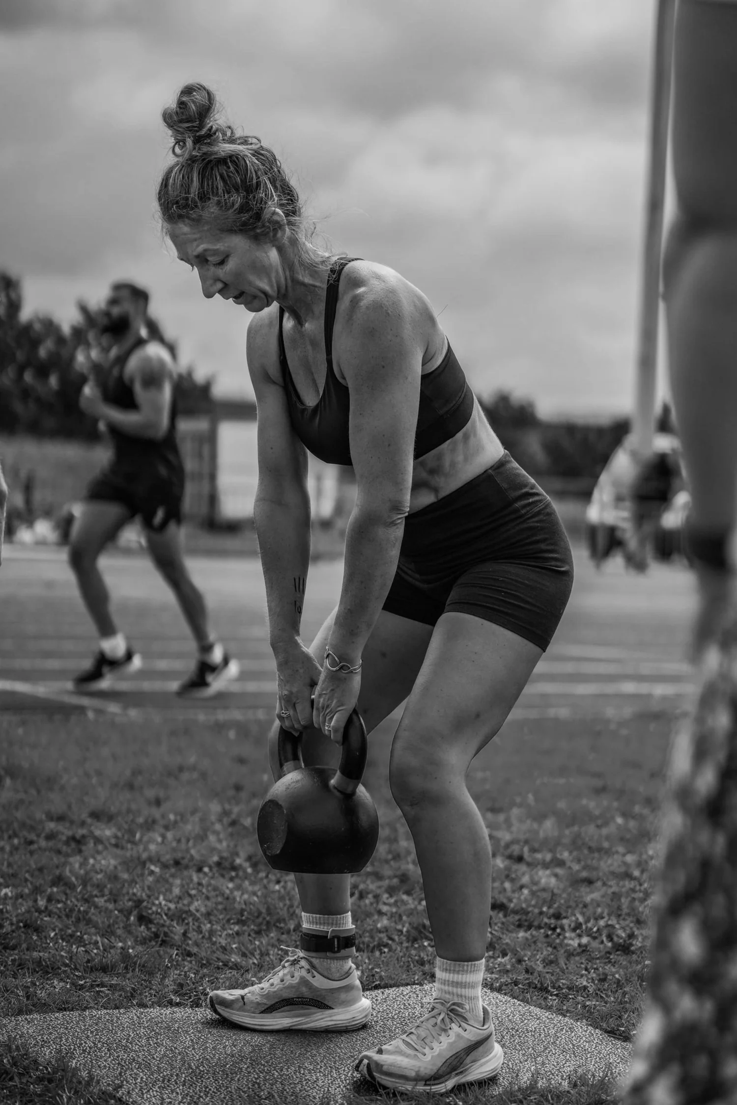 Atleta che esegue il deadlift con il kettlebell durante il “Deadlift Labour”